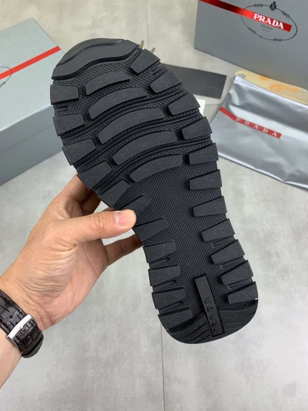 Men's Men's Shoes 💰P500💰【New Style】 (PRADA) The latest model of men's shoes has been launched on the official website in 1:1 copy, synchronized with Hong Kong counters, and on the same catwalk; all made of cowhide Epoxy mesh ➕Imported breathable fabric with cowhide lining, 🍡🍡Original 1:1 rubber outsole, non-slip and wear-resistant; comfortable on the feet, attractive style, fine workmanship, and simple and neat shoe lasts, highlighting a man's boldness and toughness, 👍size 38 to 44 3⃣️Color🉑️Choose